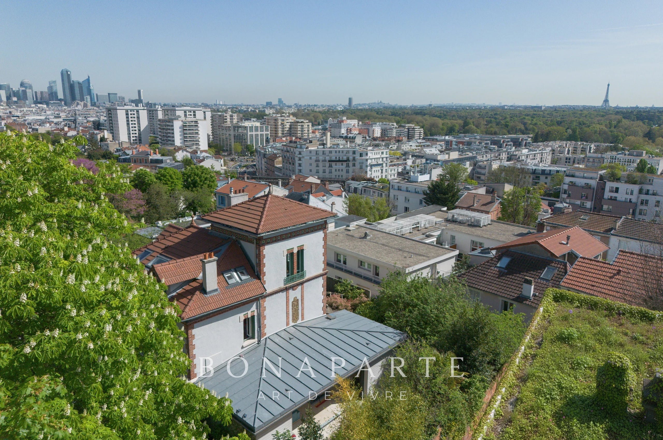 Vue Tour Eiffel – Maison familiale de 230 m² avec jardin de 550 m² – Adresse confidentielle