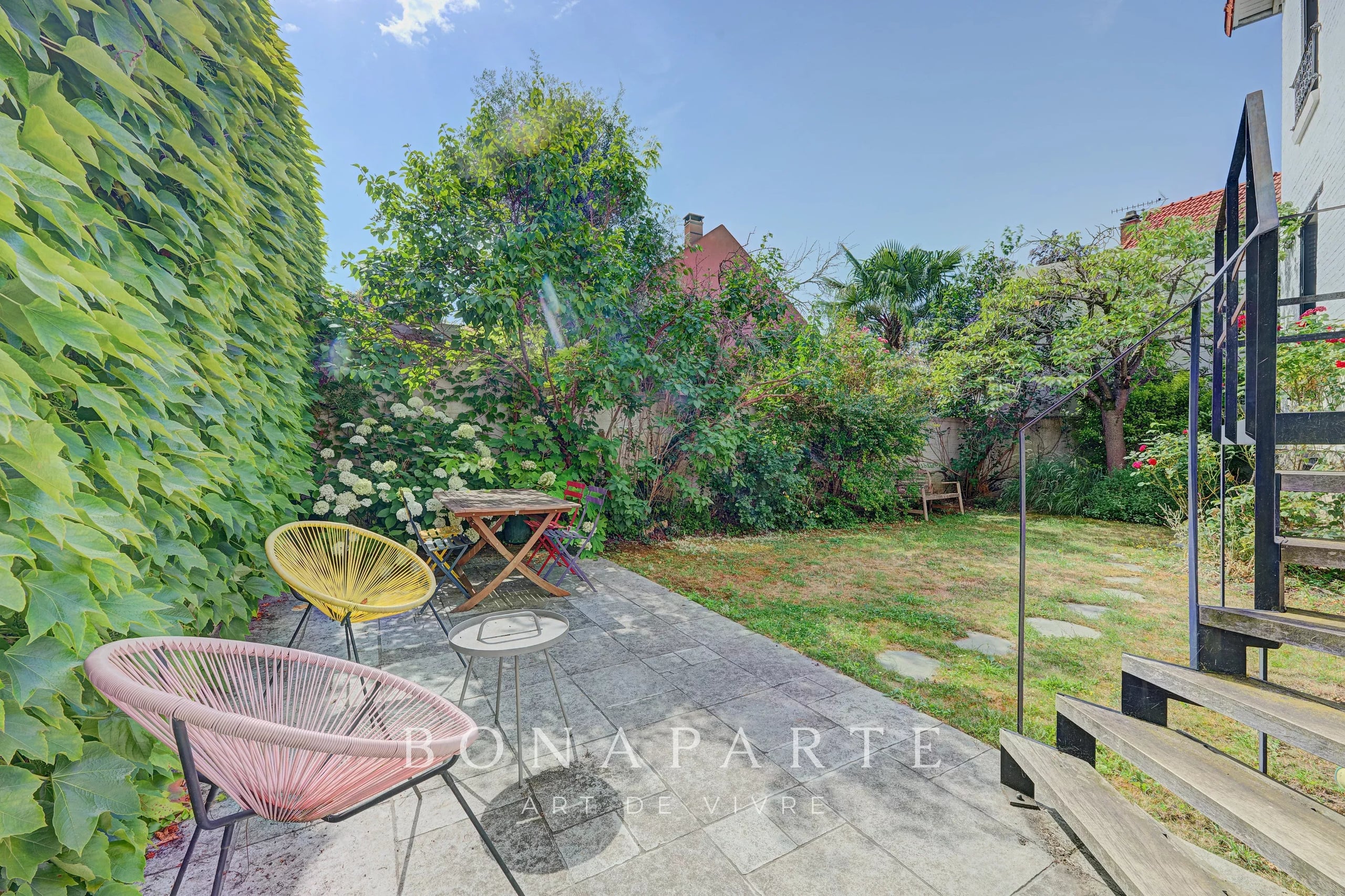Suresnes – Élégante maison familiale de 210 m² avec jardin paysager et garage
