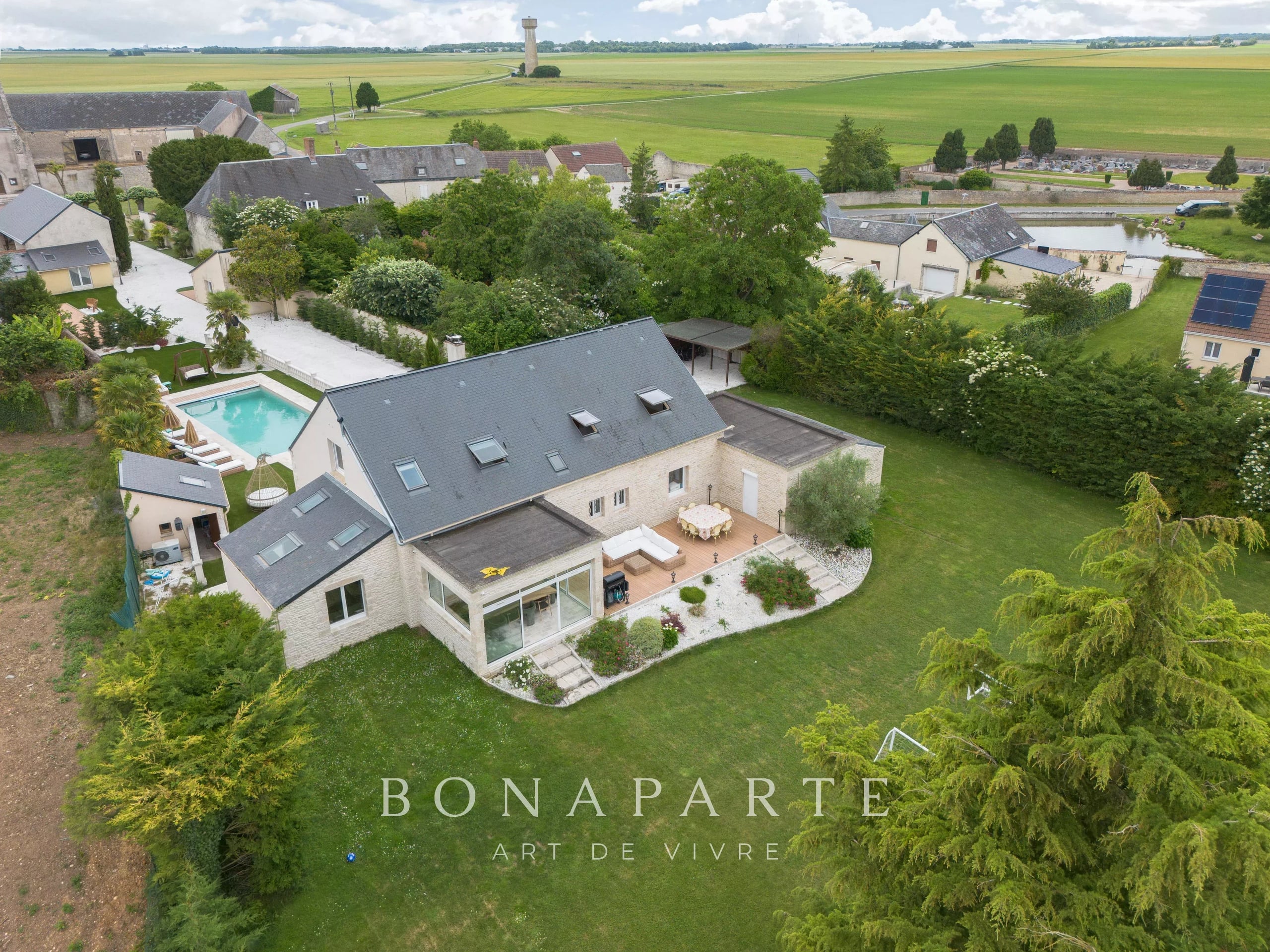 Maison familiale de 280m2 refaite à neuf avec piscine